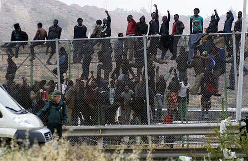 saltar la valla en Ceuta Más de 600 inmigrantes consiguen cruzar la valla en Ceuta